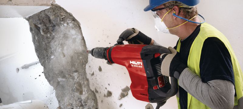 Osoba koristi Hilti bušilicu za rušenje debelog unutrašnjeg zida